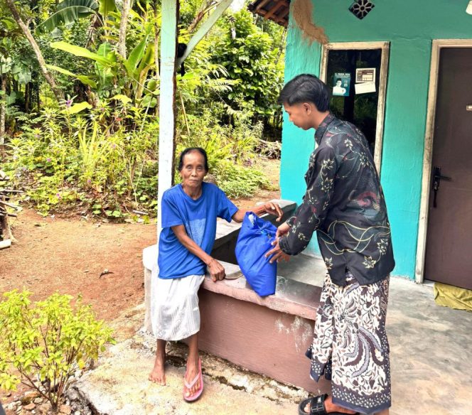 
					Lacor Family Tebar Kepedulian di Ramadan, Salurkan Sembako untuk Warga Kurang Mampu di Maron