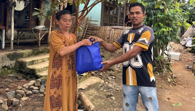 
					Koordinator kegiatan Lacor Family, Yusup saat membagikan sembako di rumah warga. (Foto: Istimewa)