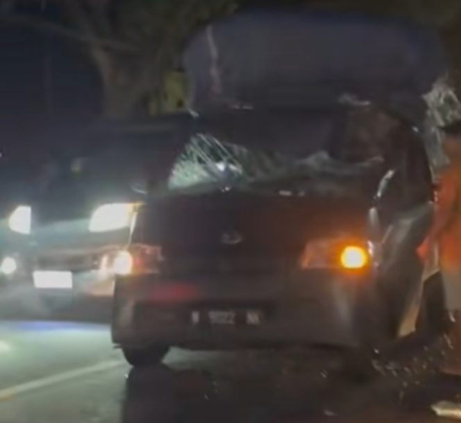 
					Truk Rem Mendadak di Duga ODGJ, Pick Up Tabrak dari Belakang di Dringu