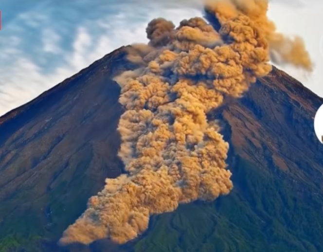 
					Semeru Erupsi Dua Kali Pagi Ini, Kolom Abu Capai 1.000 Meter