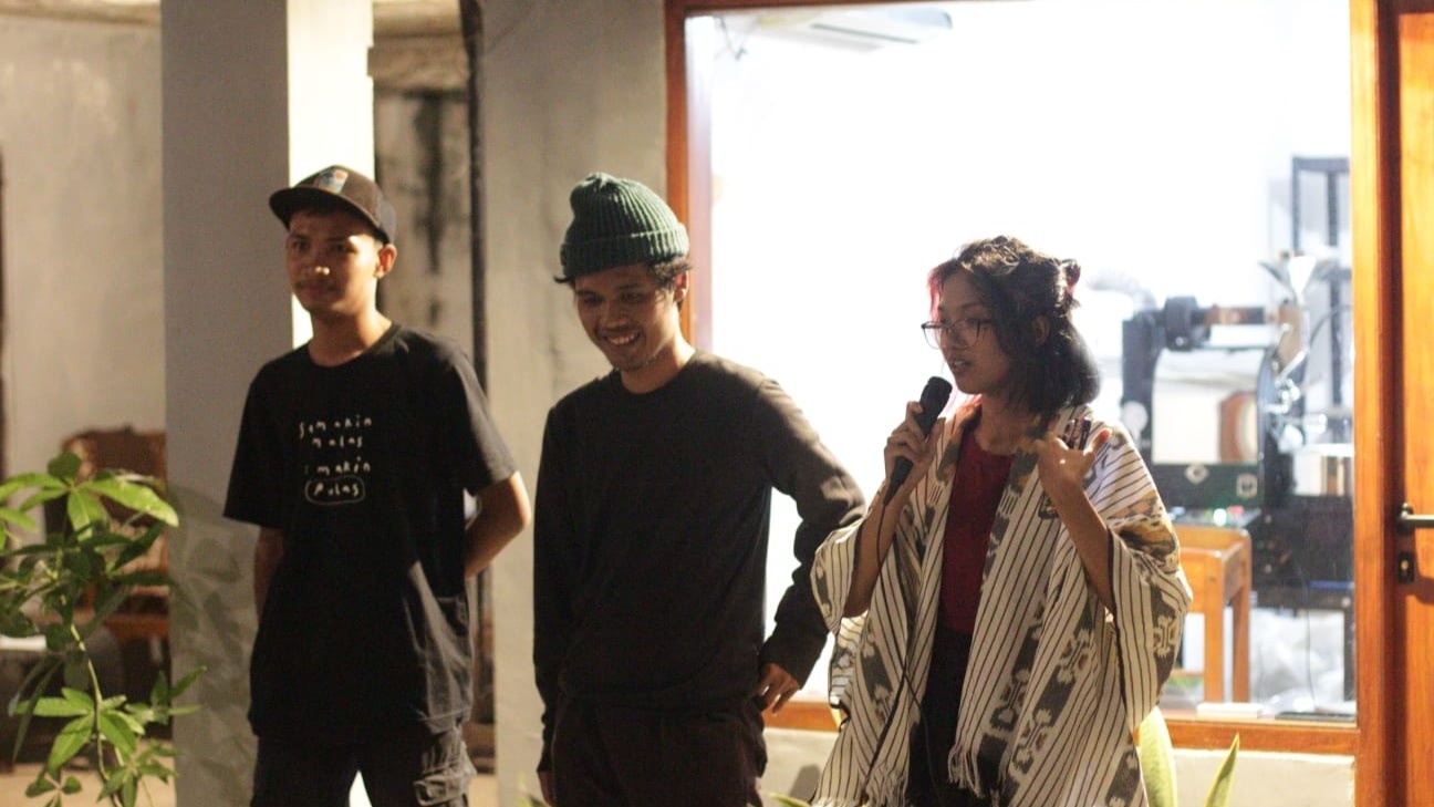 Pameran seni rupa Tiga Menguak Jalan Pulang karya tiga seniman muda Probolinggo di Bar Kopi Linggo, Kraksaan