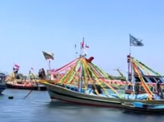 Ngater Kajien, Lautan Perahu Iringi Keberangkatan Jemaah Haji Gili Ketapang