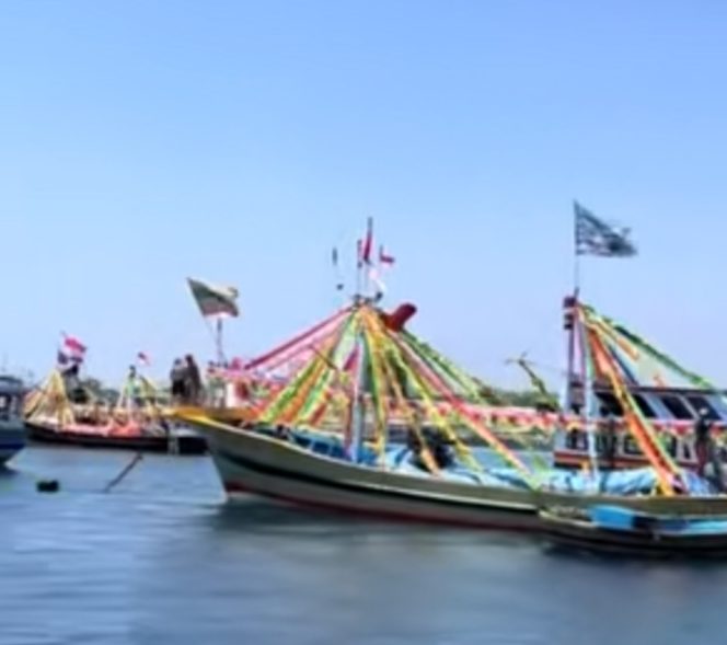 
					Ngater Kajien, Lautan Perahu Iringi Keberangkatan Jemaah Haji Gili Ketapang