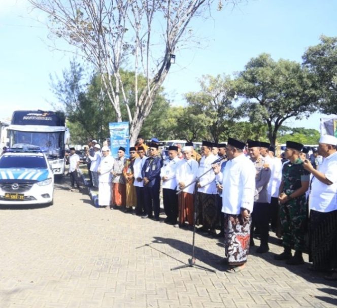 
					Wabup Fahmi AHZ Lepas 752 CJH Kloter 1 dan 2, Total Jamaah Probolinggo Capai 1.204 Orang