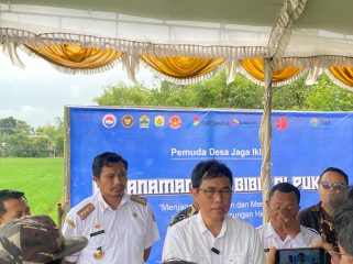 Kepala DLH Provinsi Jawa Tengah bersama sejumlah pimpinan daerah Kabupaten Grobogan pada acara tanam 1000 pohon di Grobogan pada Rabu (22/4/2026). (Foto/Suararakyatindo.com-Kirwan)