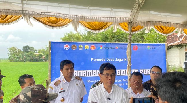Kepala DLH Provinsi Jawa Tengah bersama sejumlah pimpinan daerah Kabupaten Grobogan pada acara tanam 1000 pohon di Grobogan pada Rabu (22/4/2026). (Foto/Suararakyatindo.com-Kirwan)