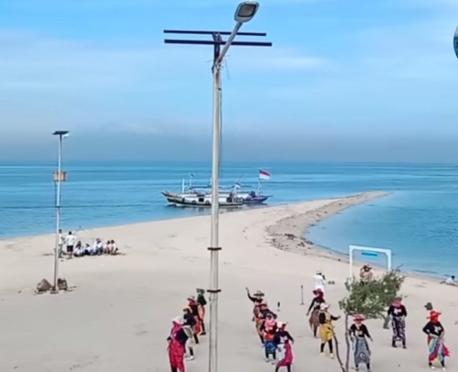
					Pemkab Probolinggo Gelar Aksi Bersih Pantai Gili Ketapang, Jaga Daya Tarik Wisata Bahari