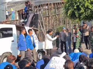 Mahasiswa Probolinggo Soroti Mobil Dinas dan Insentif Guru Ngaji, Wali Kota Beri Tanggapan Tegas