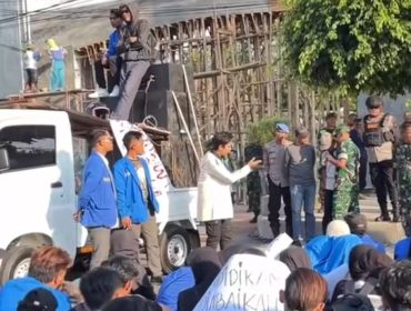 Mahasiswa Probolinggo Soroti Mobil Dinas dan Insentif Guru Ngaji, Wali Kota Beri Tanggapan Tegas