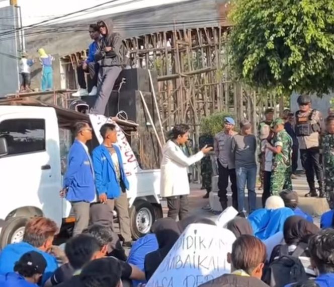 
					Mahasiswa Probolinggo Soroti Mobil Dinas dan Insentif Guru Ngaji, Wali Kota Beri Tanggapan Tegas